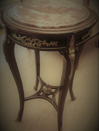 Luj XV okrugli stolić