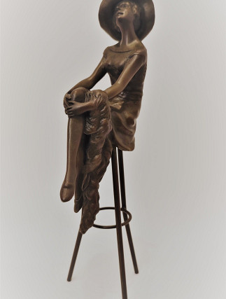 Dama na barskoj stolici